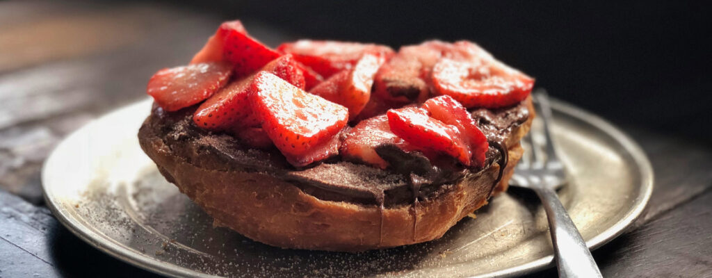 strawberries and hazelnut spread
